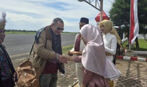 Ket.Foto: M.Rafik Datuk Rajo Kuaso dan Duli Yang Maha Mulia Sri Paduka Baginda Berdaulat Agung Prof. Dr. M.S.P.A. Iansyah Rechza F.W., Ph.D., Maharaja Kutai Mulawarman saat disambut menjadi tamu kehormatan di Bengkulu,(istimewa)